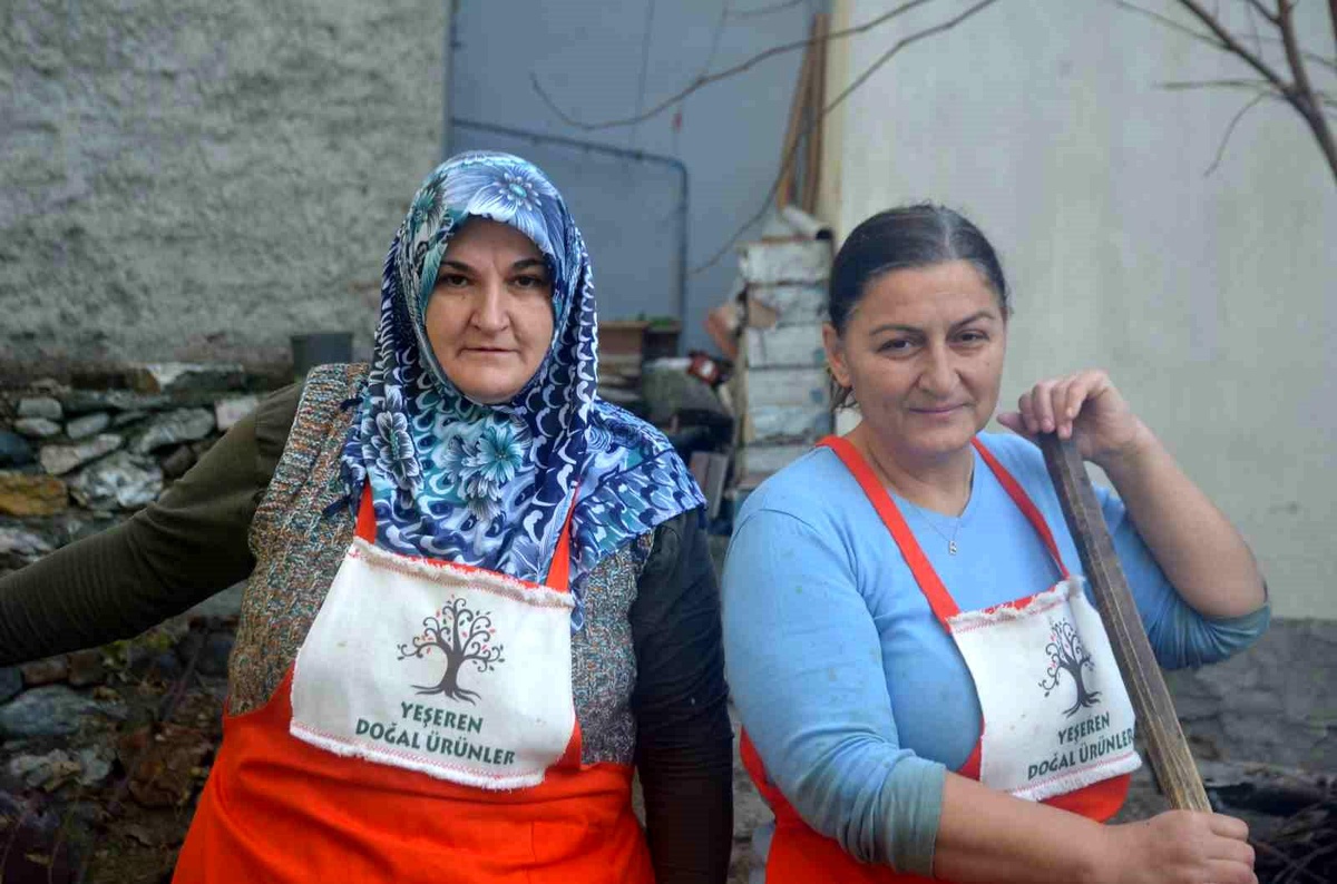 Bilecik Köylerinde Hurma Pekmezi Geleneği Devam Ediyor