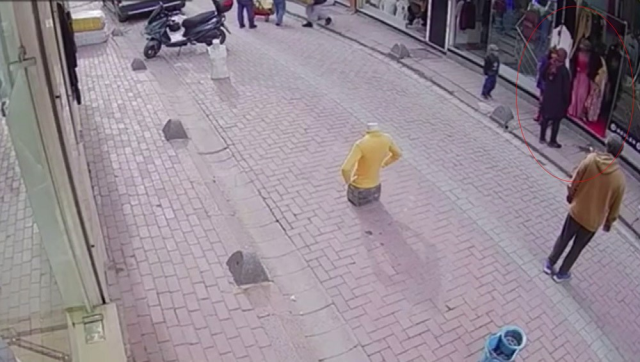 Zeytinburnu'nda Mağazaya Giren 3 Kadın Hırsızın Soyunduğu Anlar Güvenlik Kamerasına Yansıdı