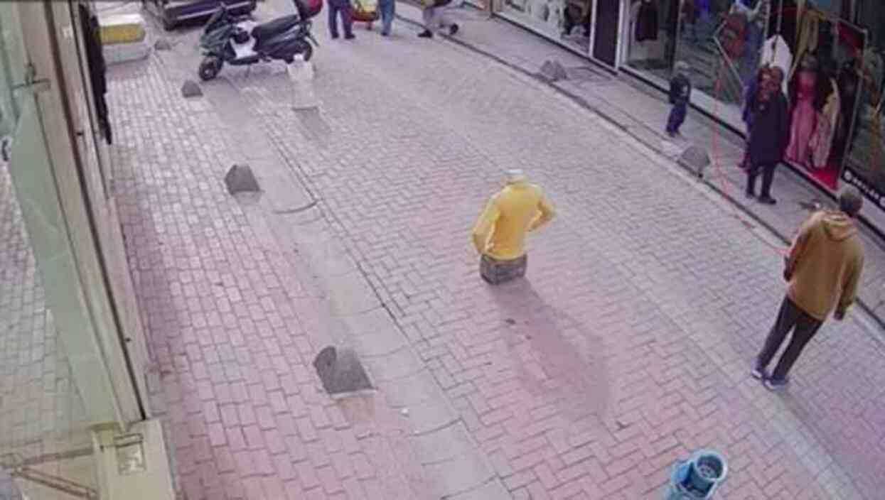 Zeytinburnu'nda Mağazaya Giren 3 Kadın Hırsızın Soyunduğu Anlar Güvenlik Kamerasına Yansıdı Zeytinburnu'nda Mağazaya Giren 3 Kadın Hırsızın Soyunduğu Anlar Güvenlik Kamerasına Yansıdı
