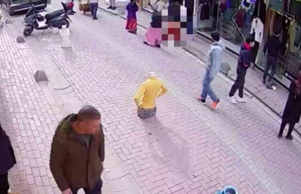 Zeytinburnu'nda Mağazaya Giren 3 Kadın Hırsızın Soyunduğu Anlar Güvenlik Kamerasına Yansıdı Zeytinburnu'nda Mağazaya Giren 3 Kadın Hırsızın Soyunduğu Anlar Güvenlik Kamerasına Yansıdı