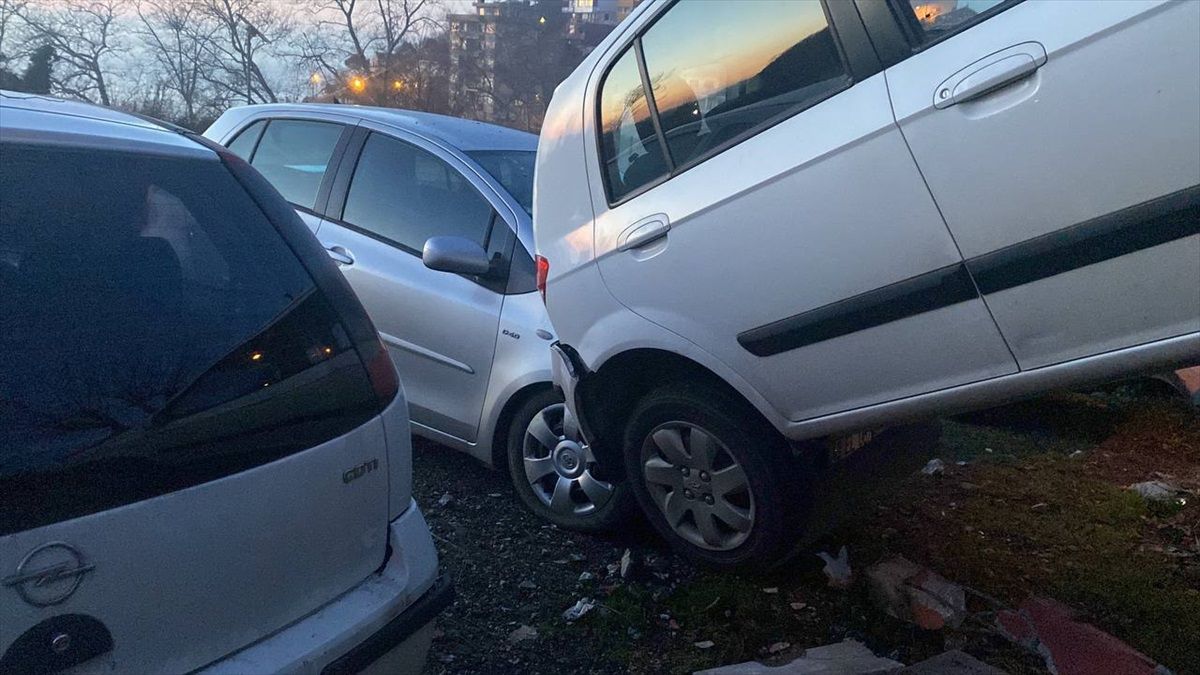 Zonguldak\'ta ağaca çarpan otomobil park halindeki aracın üstüne devrildi