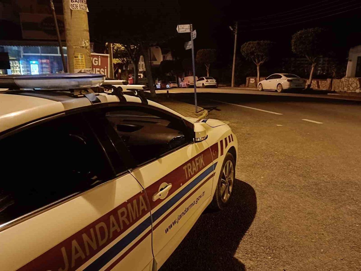 Alanya\'da yapılan trafik uygulamasında 12 araç ve sürücüsüne ceza kesildi