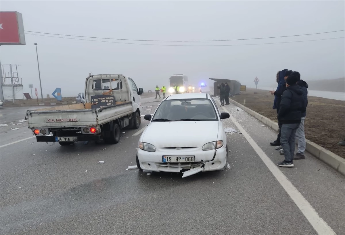 Amasya Merzifon\'da 3 araçlı trafik kazasında 2 kişi yaralandı