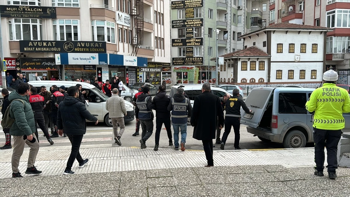 Ankara\'da bir otomobilden 190 bin dolar çaldıkları iddiasıyla gözaltına alınan 3 zanlı tutuklandı