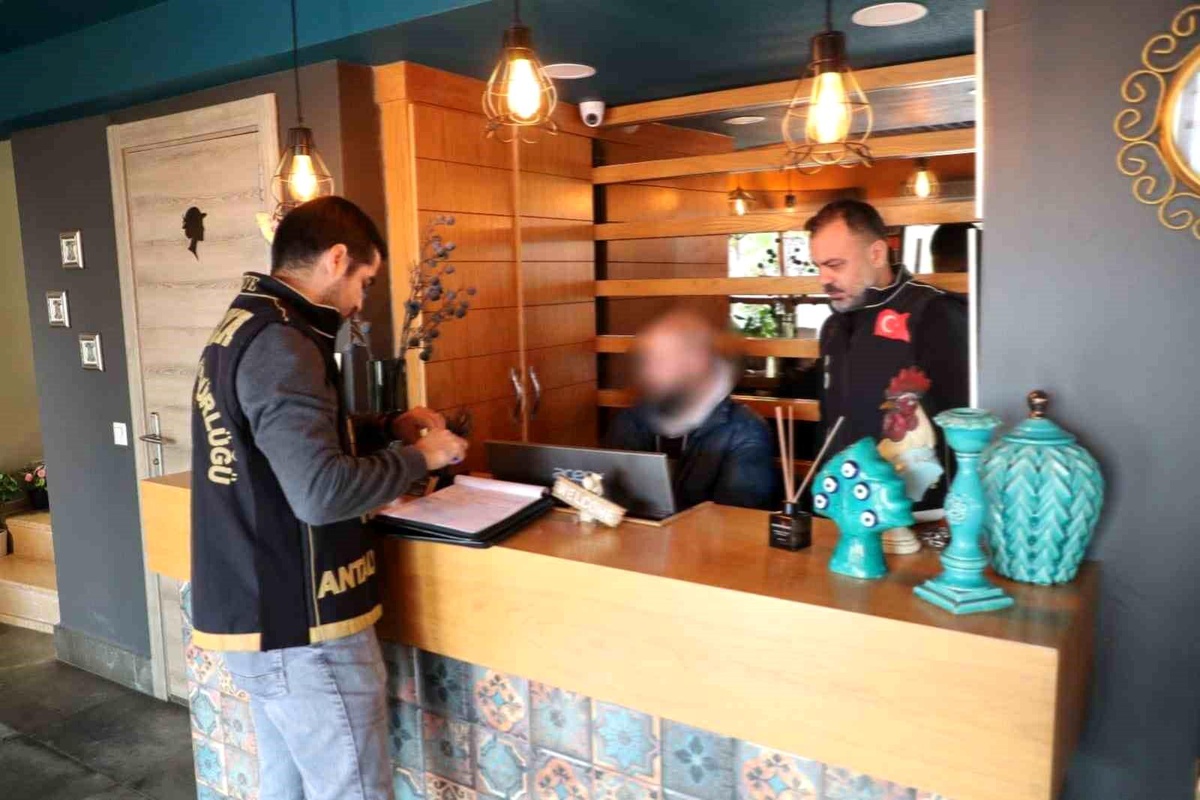 Antalya\'da 47 ekip 104 polisle günübirlik kiralanan evlere denetim yapıldı