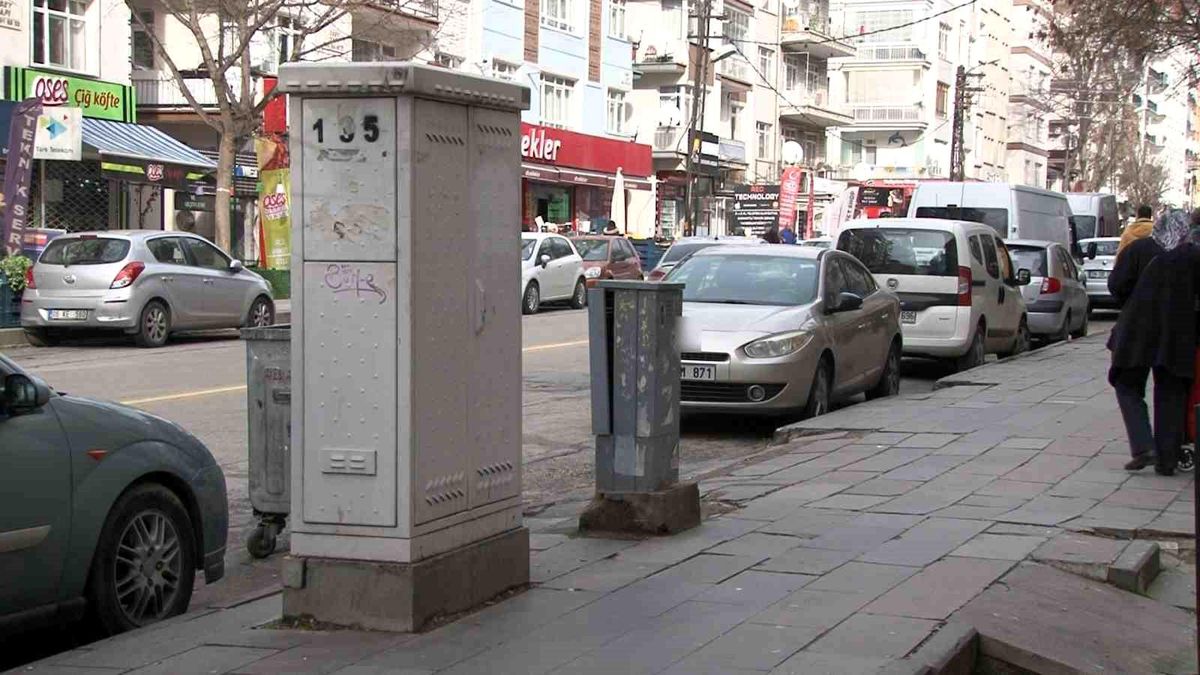 Ankara Yenimahalle\'de Otomobilin Çarpmasından Son Anda Kurtulan Vatandaş