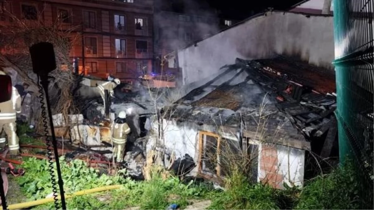 Ataşehir\'de Gecekonduda Çıkan Yangın 2 Gecekonduyu Kullanılamaz Hale Getirdi