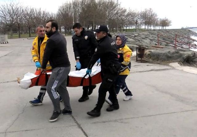 Avcılar sahilinde erkek cesedi bulundu! Ekipler tek ihtimal üzerinde duruyor Avcılar sahilinde erkek cesedi bulundu! Ekipler tek ihtimal üzerinde duruyor