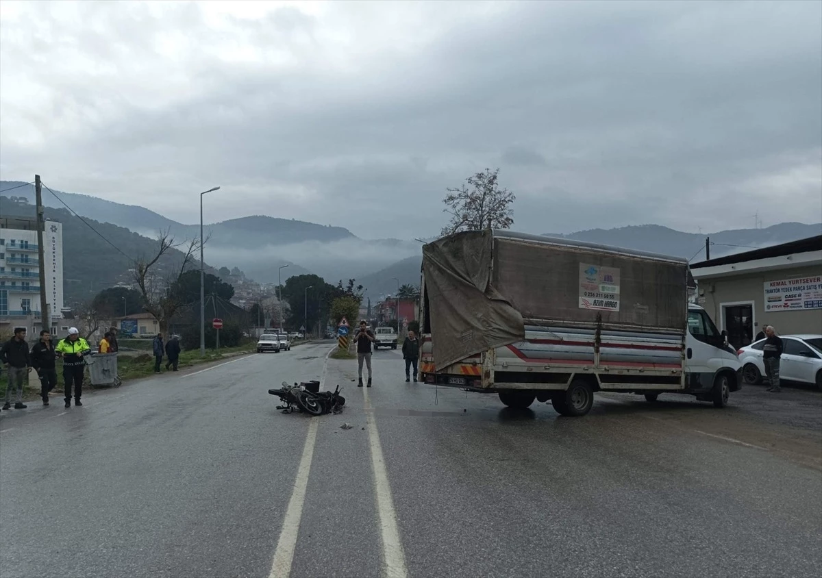 Aydın\'da Kamyonetle Çarpışan Motosiklet Sürücüsü Hayatını Kaybetti