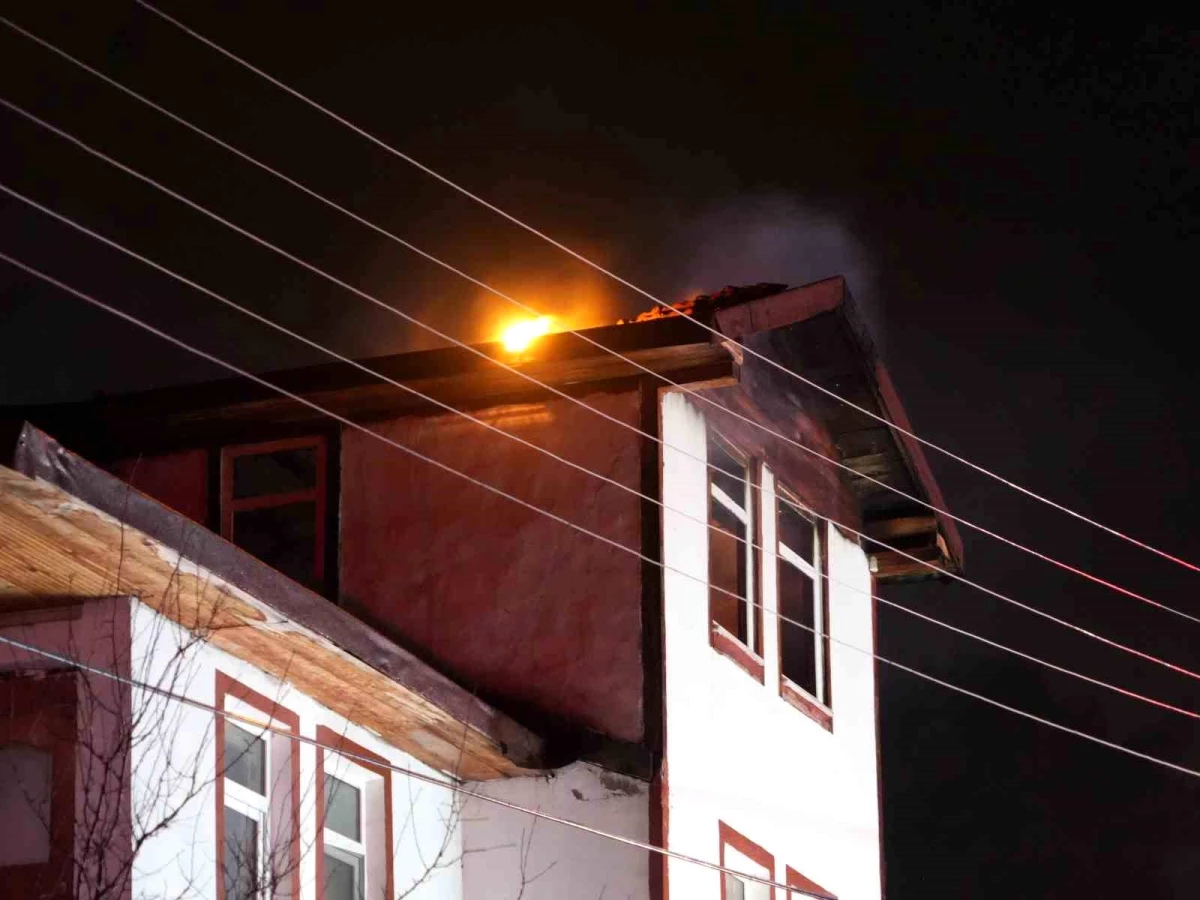 Kastamonu\'da çatı yangını: Ev kullanılamaz hale geldi