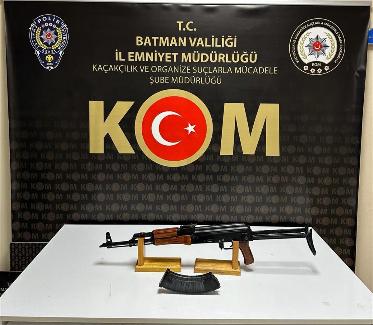 Batman\'da silah kaçakçılarına yönelik operasyonda çok sayıda silah ve malzeme ele geçirildi, 3 şüpheli tutuklandı