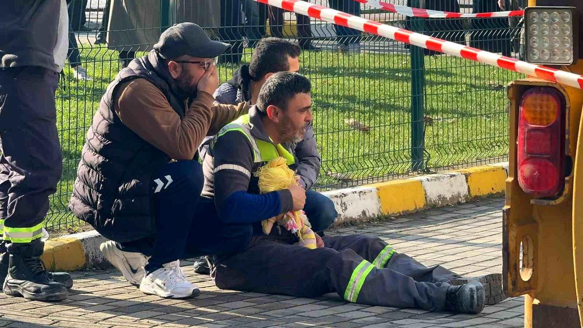 Darıca\'da iş makinesi kazasında hayatını kaybeden 2 yaşındaki Elis Ada son yolculuğuna uğurlandı