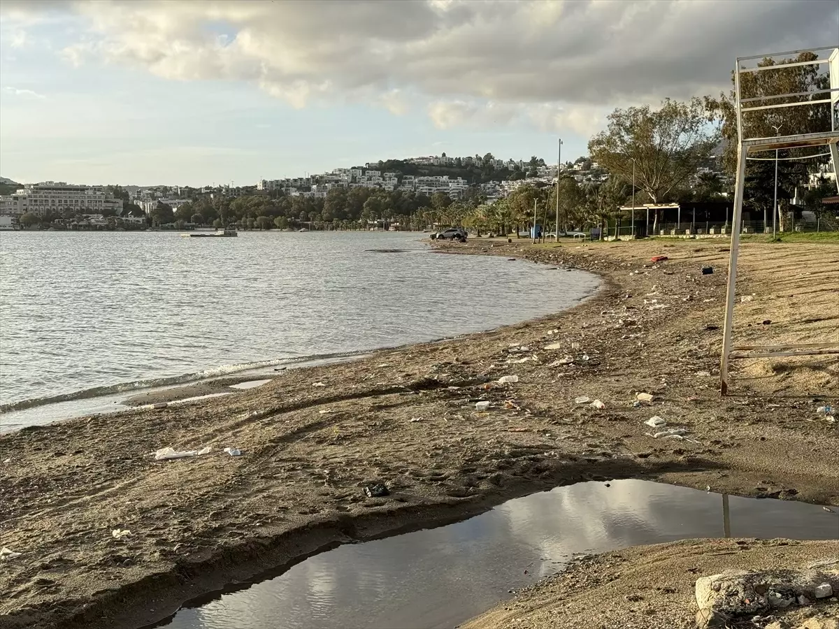 Bodrum\'da Yağış Sonrası Sahilde Çöp Birikti