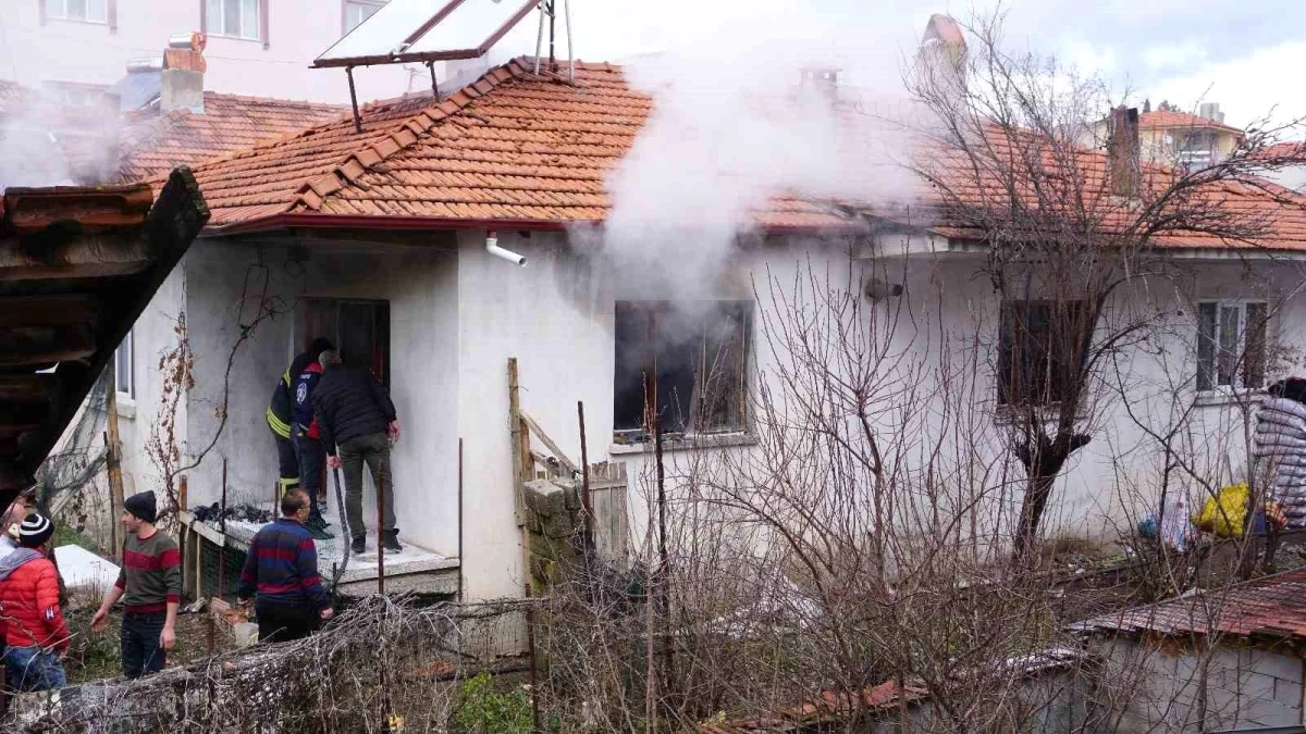 Burdur Gölhisar\'da Sobadan Çıkan Yangın Evde Maddi Hasara Yol Açtı