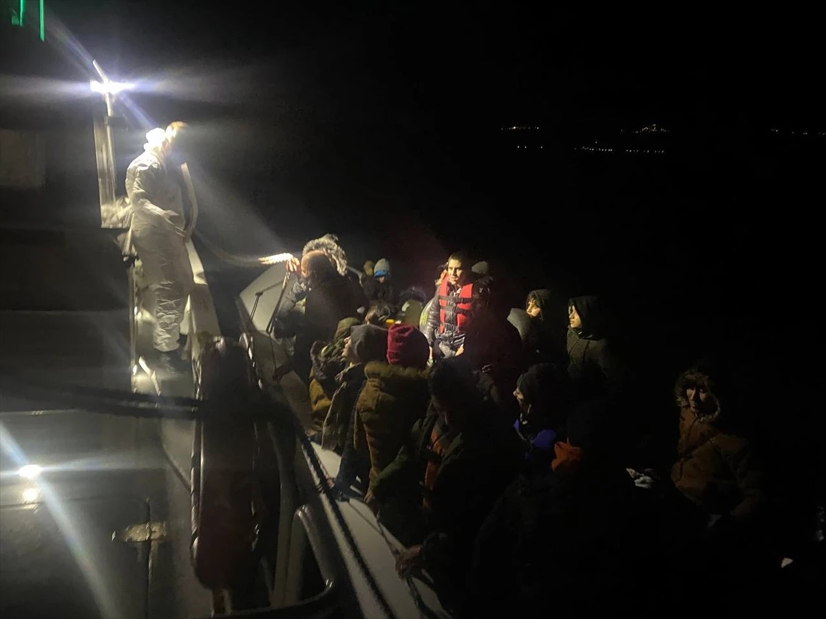 Çanakkale\'de motoru arızalanan bottaki 38 düzensiz göçmen kurtarıldı