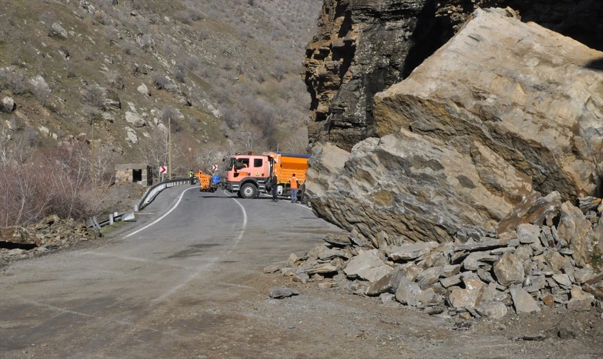 Hakkari-Çukurca kara yolu, dağdan kopan kayalar nedeniyle kapanmıştı