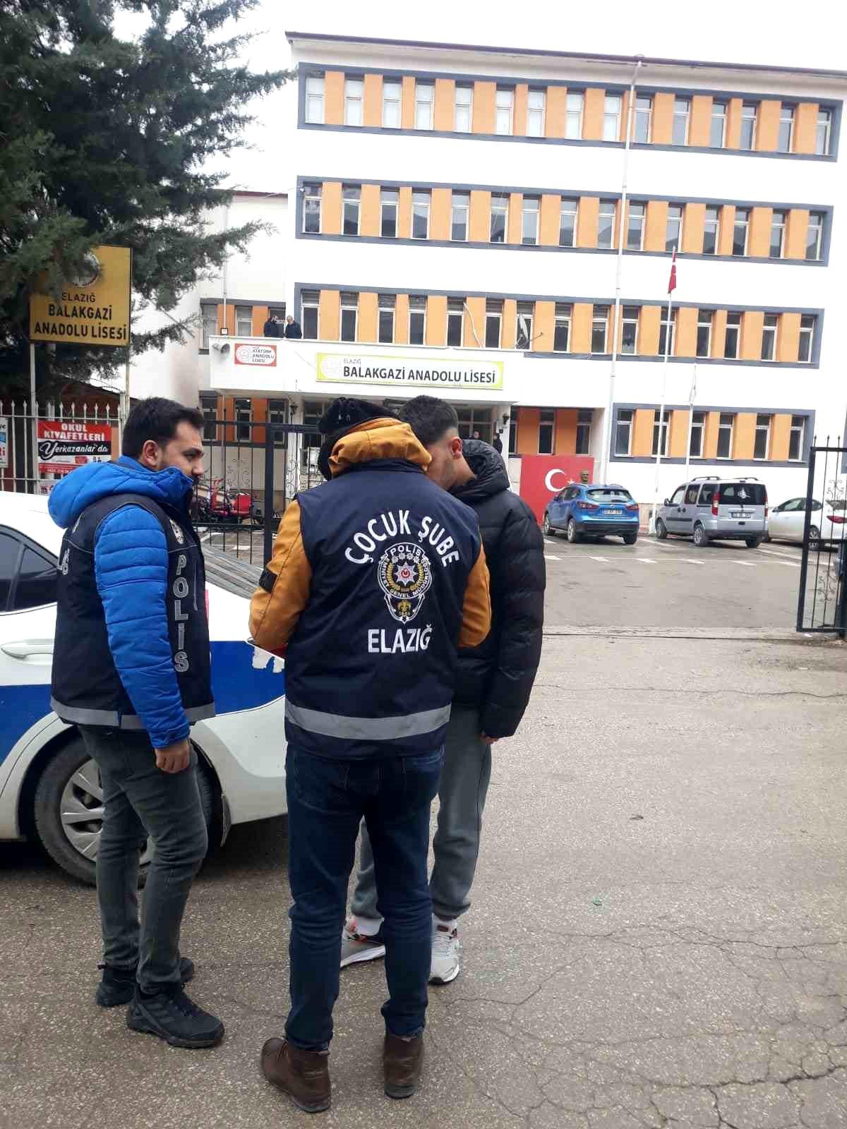 Elazığ İl Emniyet Müdürlüğü Çocuk Şube Müdürlüğü okul önlerinde denetim yapıyor