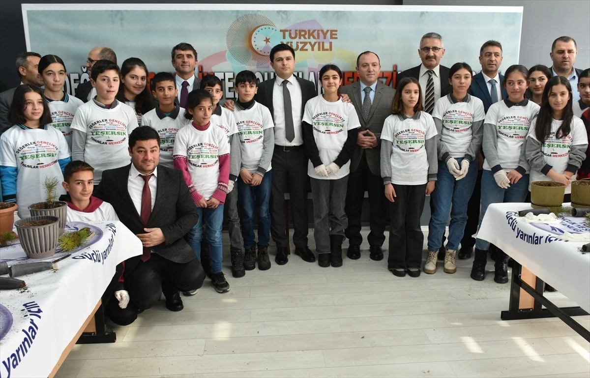Erzurum\'da Gençler 100 Fidanı Toprakla Buluşturdu