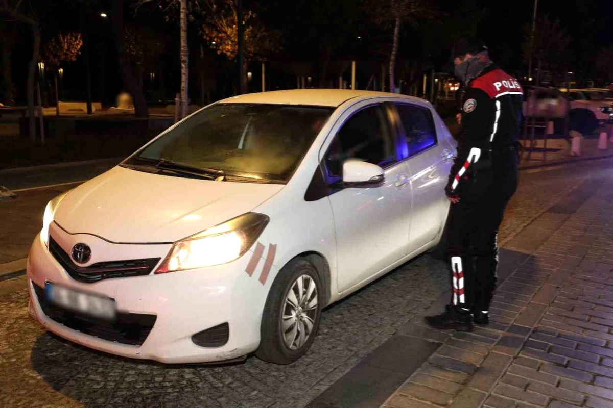 Antalya\'da yapılan yol ve güzergah uygulamasında 23 aranan şahıs yakalandı