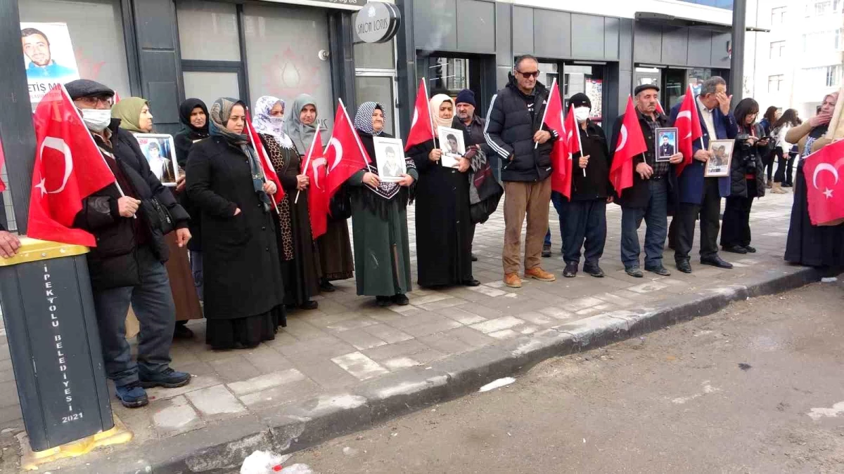 Van\'da PKK tarafından kaçırılan çocuklar için aileler eylem yapıyor