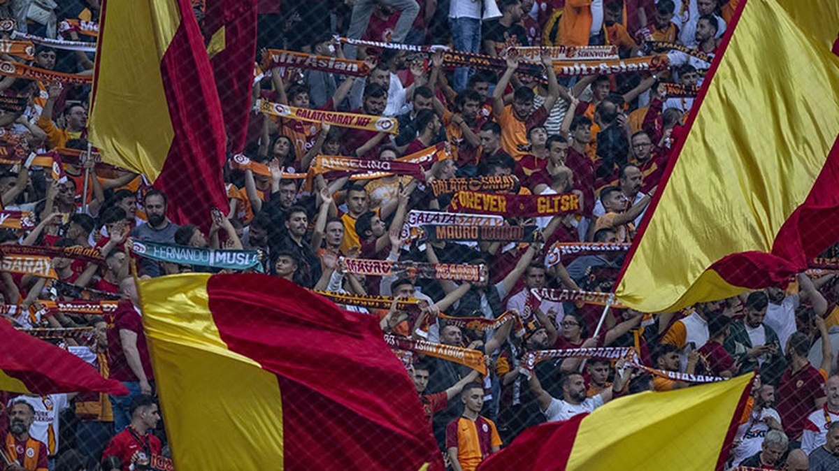 Galatasaray\'ın Trabzonspor maçında 2 bin 32 taraftar tribünde olacak