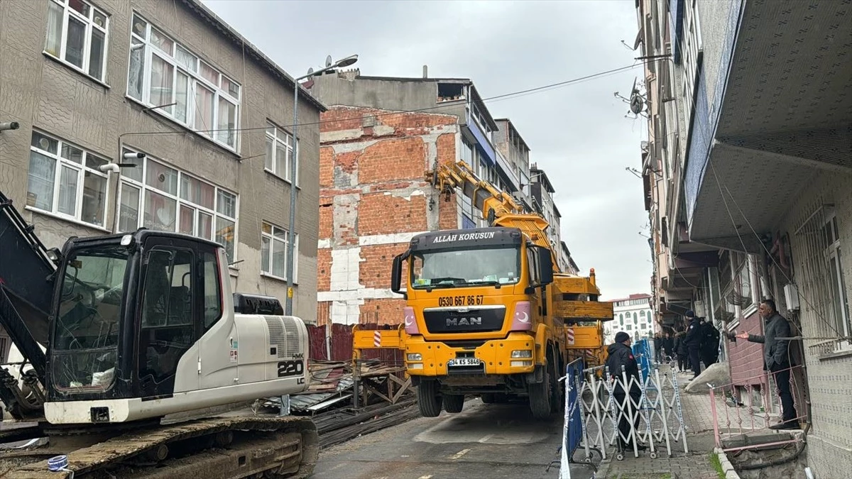 Gaziosmanpaşa\'da inşaat kazısı sırasında temel kayması: 2 bina tahliye edildi