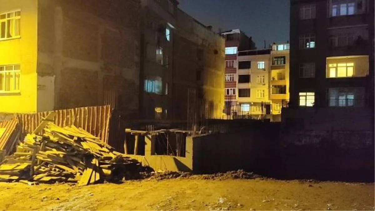 Gaziosmanpaşa\'da İnşaat Temelinde Toprak Kayması: 2 Bina Tahliye Edildi