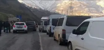 Hakkari-Çukurca Kara Yolu Heyelan Nedeniyle Trafiğe Kapandı
