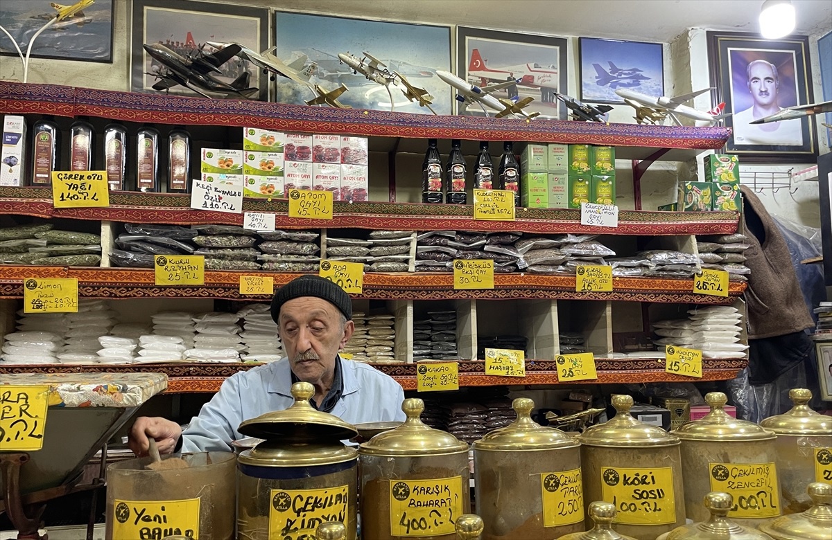 Elazığ\'da Baharatçılık Yapan 73 Yaşındaki Atilla Demirbaş\'ın Maket Uçak Tutkusu