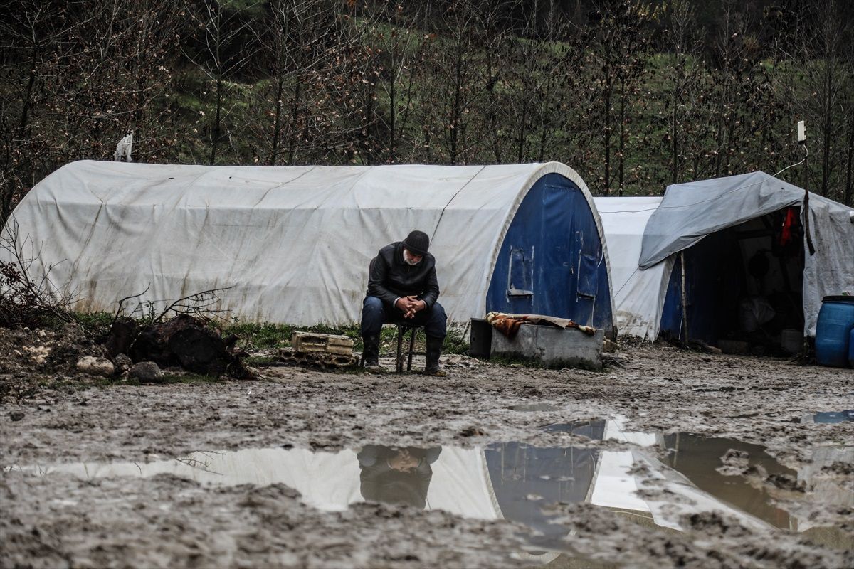 İdlib\'de şiddetli yağış: 525 ailenin çadırı su altında kaldı