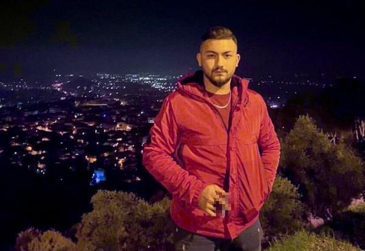 İZMİR\'de köprü korkuluklarına çarpan otomobilde 2 kişi hayatını kaybetti, 3 kişi ağır yaralandı