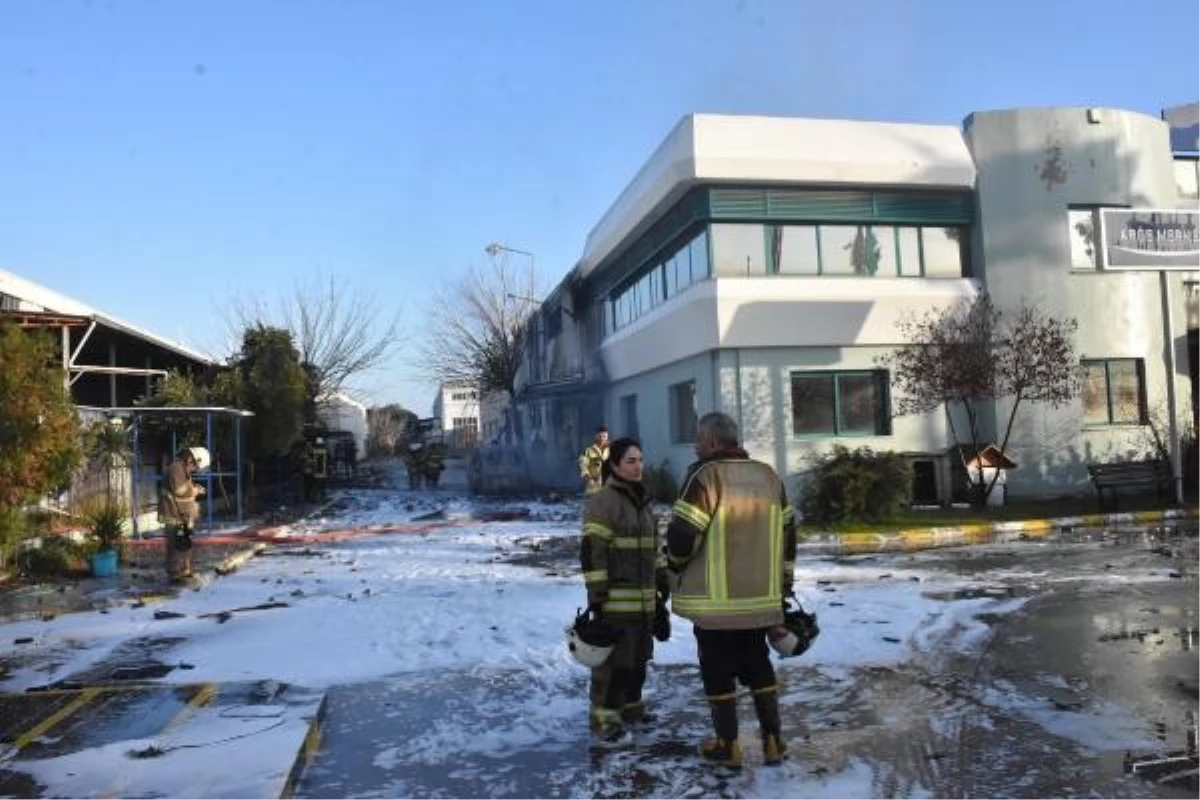 İzmir\'deki Parfüm Fabrikasında Yangın: 1 İşçi Hayatını Kaybetti
