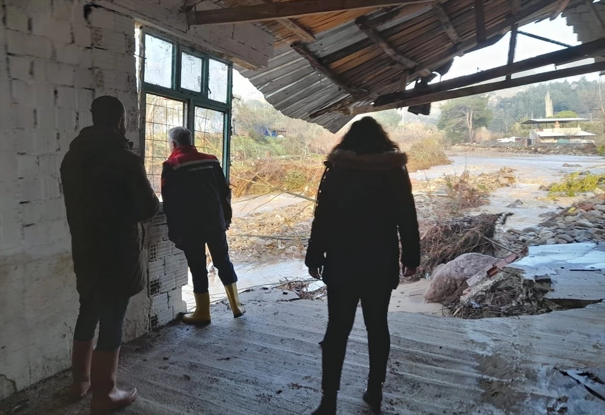 İzmir\'de Şiddetli Yağış Sonrası Hasar Tespit Çalışmaları Yapılıyor