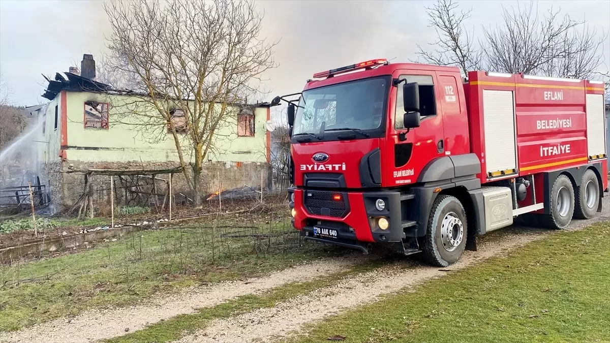 Karabük\'ün Eflani ilçesinde çıkan yangında 2 katlı ev kullanılamaz hale geldi