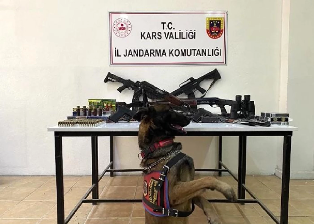 Kars\'ta silah kaçakçılarına yönelik operasyon: Çok sayıda silah ve mühimmat ele geçirildi