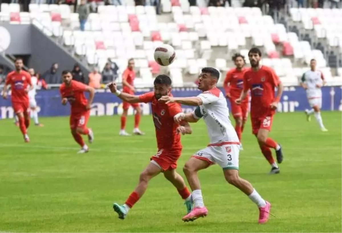 Karşıyaka\'da genç sol bek Ferdi Burgaz, takımda en çok süre bulan futbolcu oldu