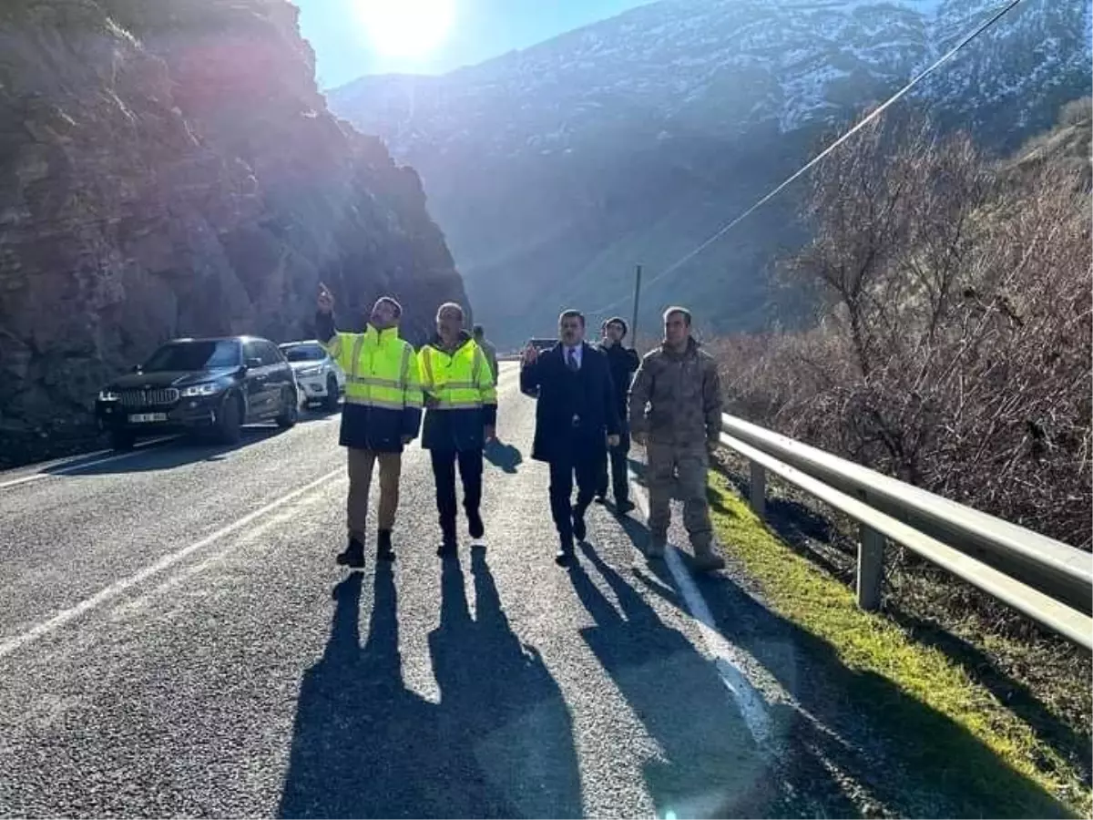 Hakkari Çukurca Kaymakamı, heyelan bölgesinde incelemelerde bulundu