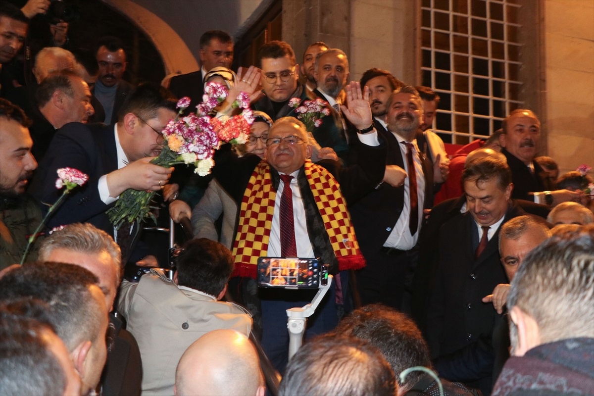 AK Parti Kayseri Büyükşehir Belediye Başkan Adayı Memduh Büyükkılıç Meşalelerle Karşılandı