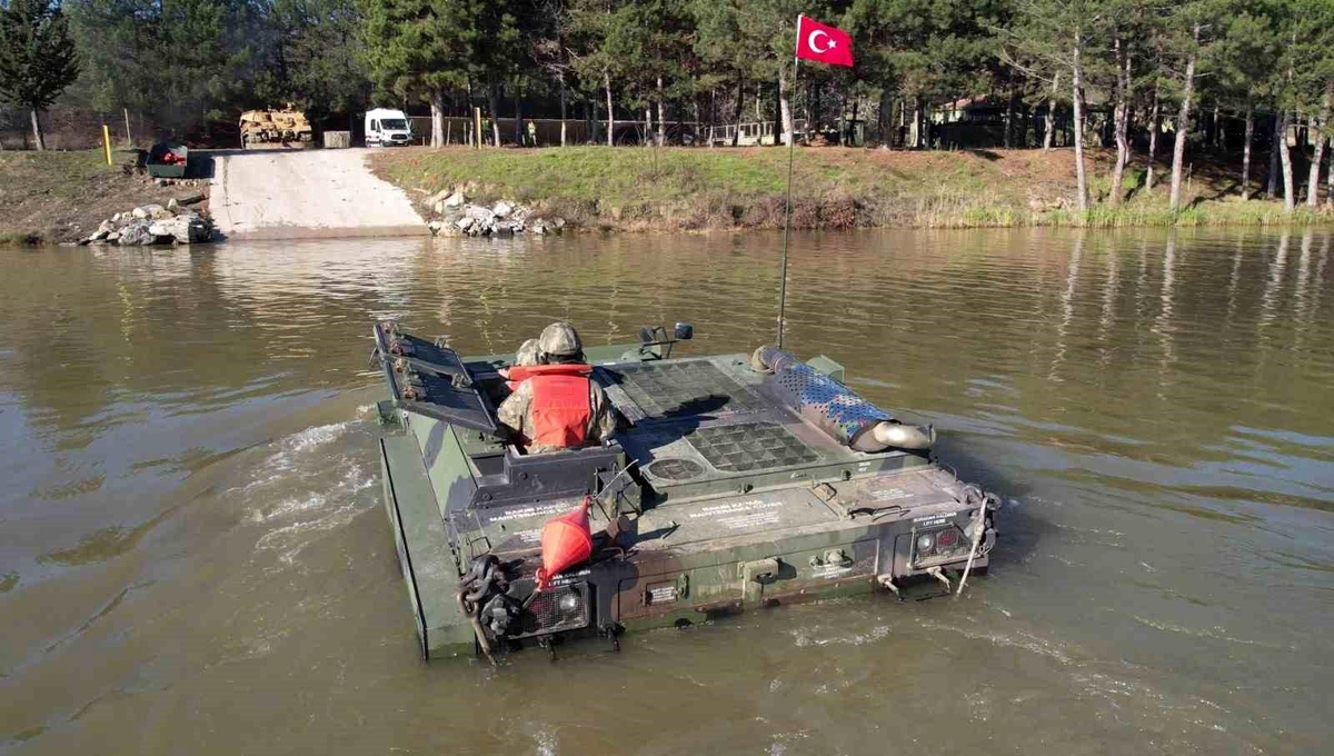Kırklareli\'de askerler durgun sulardan geçiş eğitimi aldı