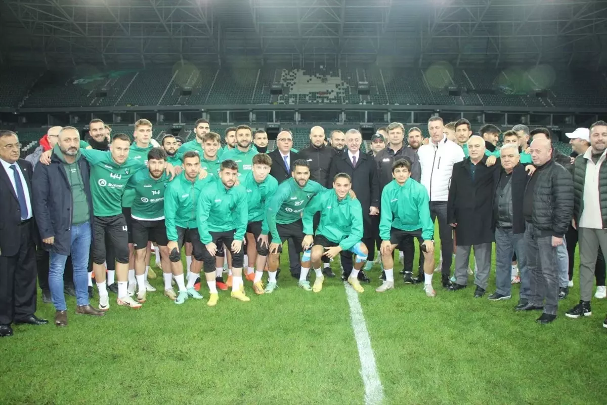 Kocaeli Büyükşehir Belediye Başkanı Tahir Büyükakın, Kocaelispor\'un antrenmanını ziyaret etti