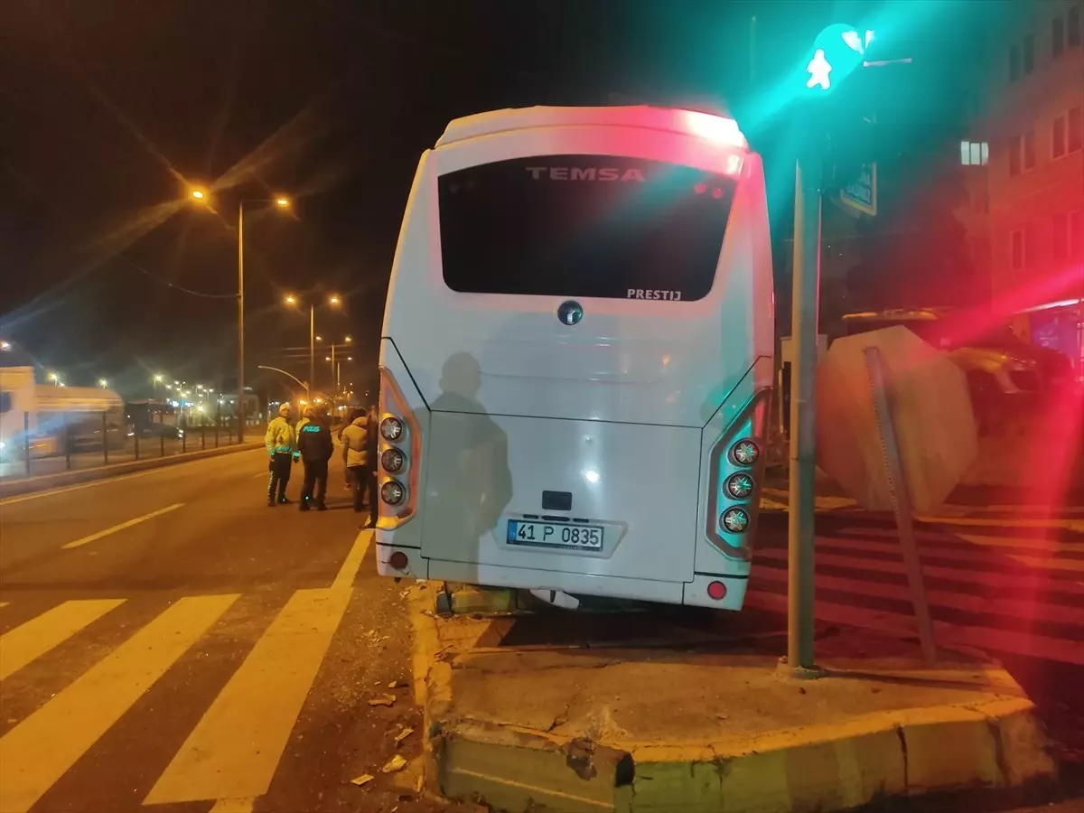 Gölcük'te Midibüsler Çarpıştı: 1 Yaralı