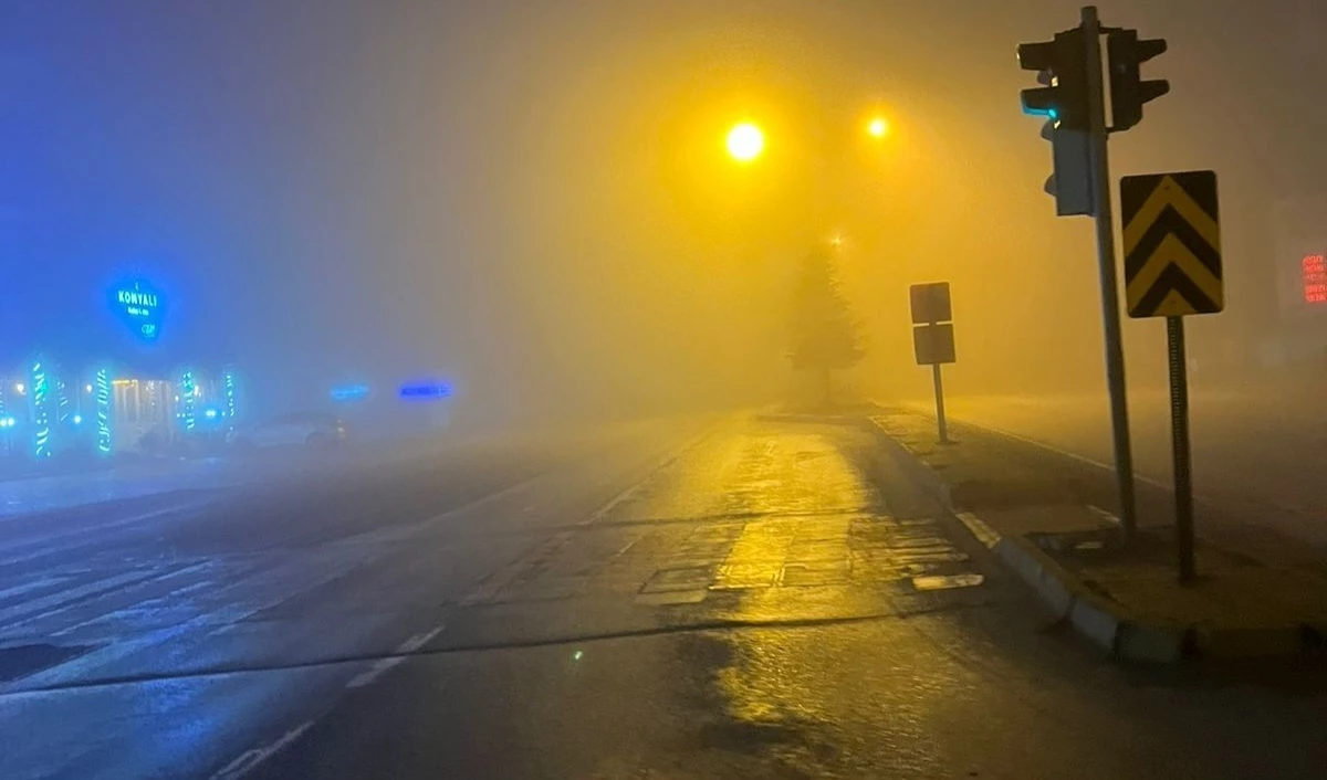 Kulu ilçesinde etkili olan sis hayatı olumsuz etkiliyor
