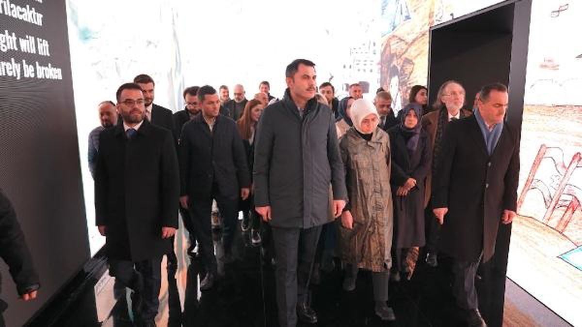 Murat Kurum, Beyoğlu\'nda esnafları ziyaret etti ve Gazzeli Çocuk Ressamlar Sergisi\'ni inceledi
