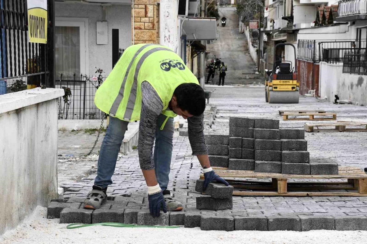 Kuşadası Belediyesi Hacıfeyzullah Mahallesi\'nde yeni yol yapımına devam ediyor