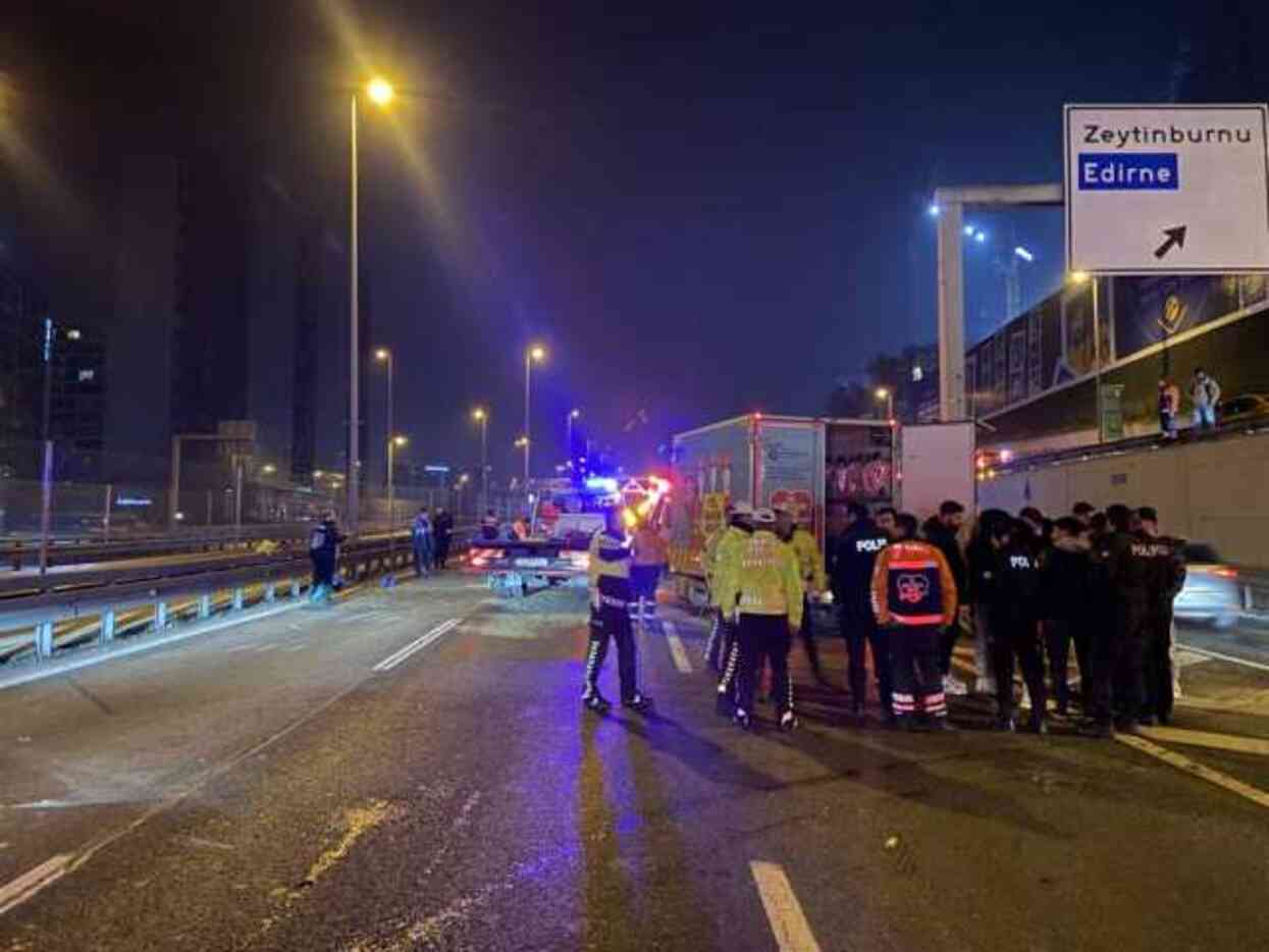 Lüks otomobil, yol çalışması yapan kamyonete çarptı! Kazada 5 kişi yaralandı