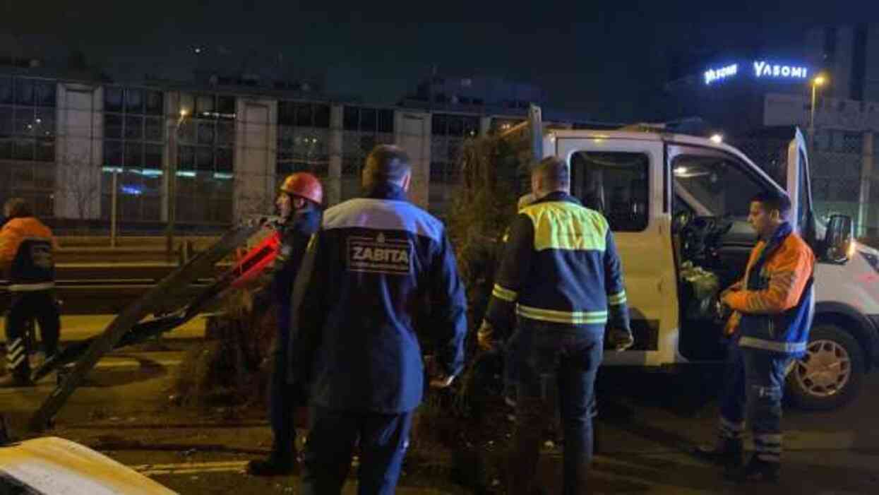 Lüks otomobil, yol çalışması yapan kamyonete çarptı! Kazada 5 kişi yaralandı