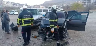 Mardin'de otomobil ile hafif ticari araç çarpıştı: 4 yaralı