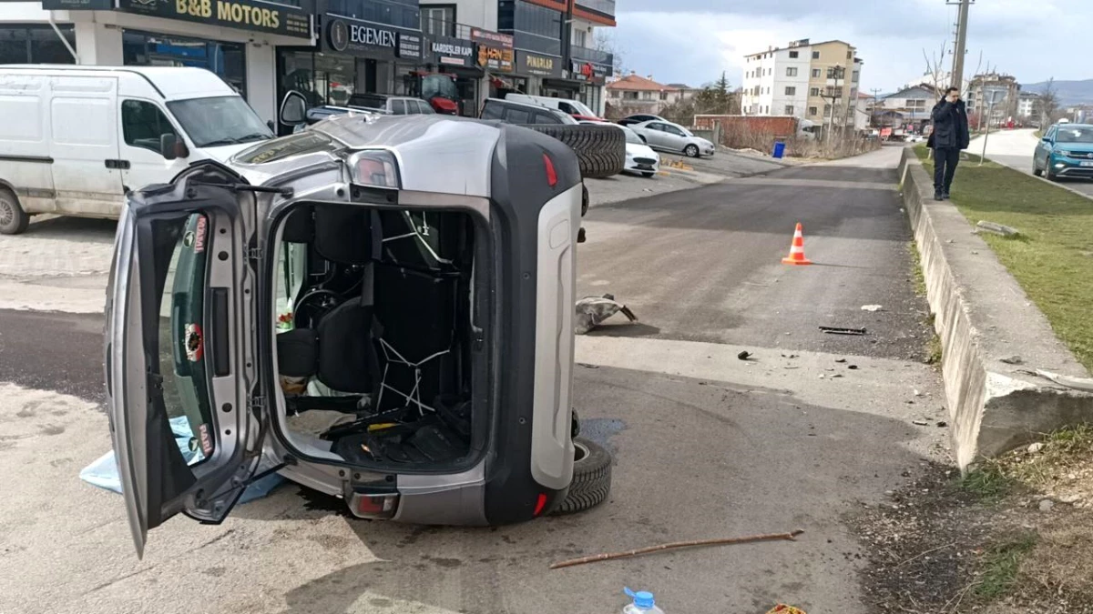 Minibüsle çarpışan otomobil yan yattı: 1 yaralı