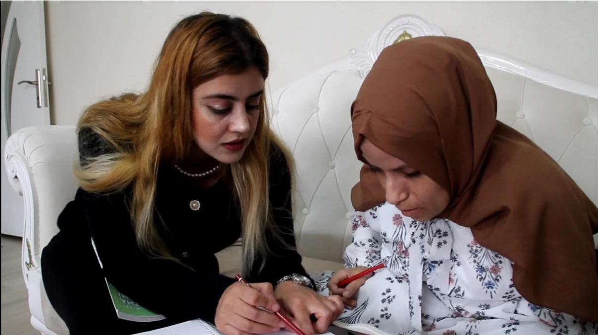 Muş Valisi Avni Çakır, bedensel engelli bir genç kızın okuma yazma öğrenmesini sağladı