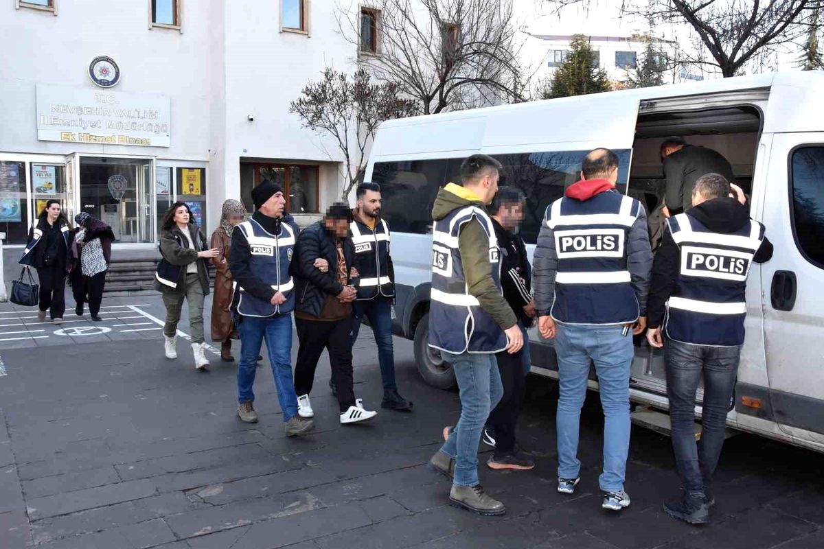 Nevşehir\'de Araç Dolandırıcılığı Operasyonu: 5 Şüpheli Yakalandı